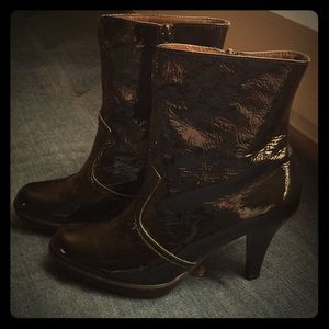 Peter Kaiser booties. Black patent leather. 6 1/2